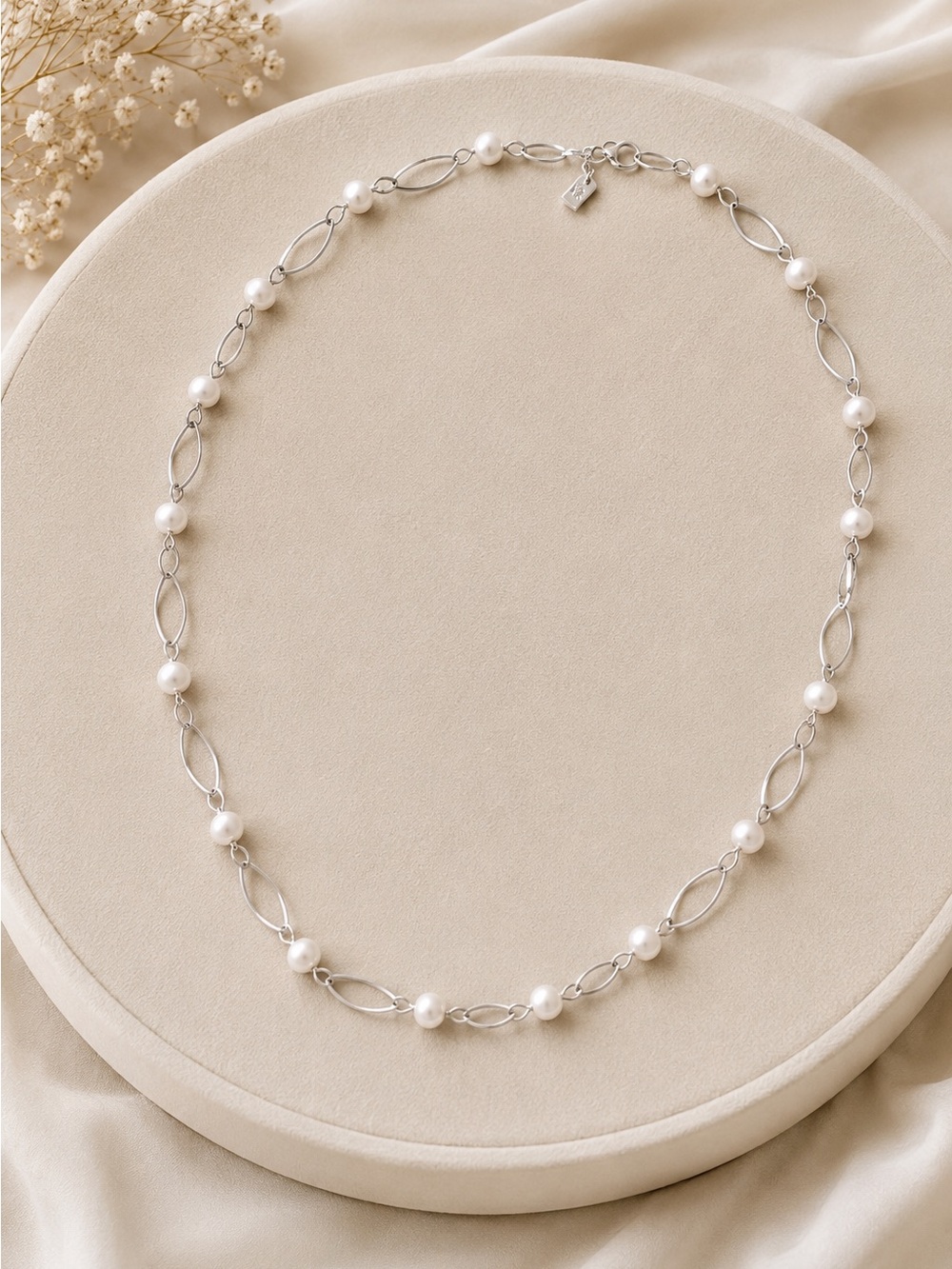 Ralf Lauren
Silver Romantic Rebel
Oval Link And Simulated white Pearl